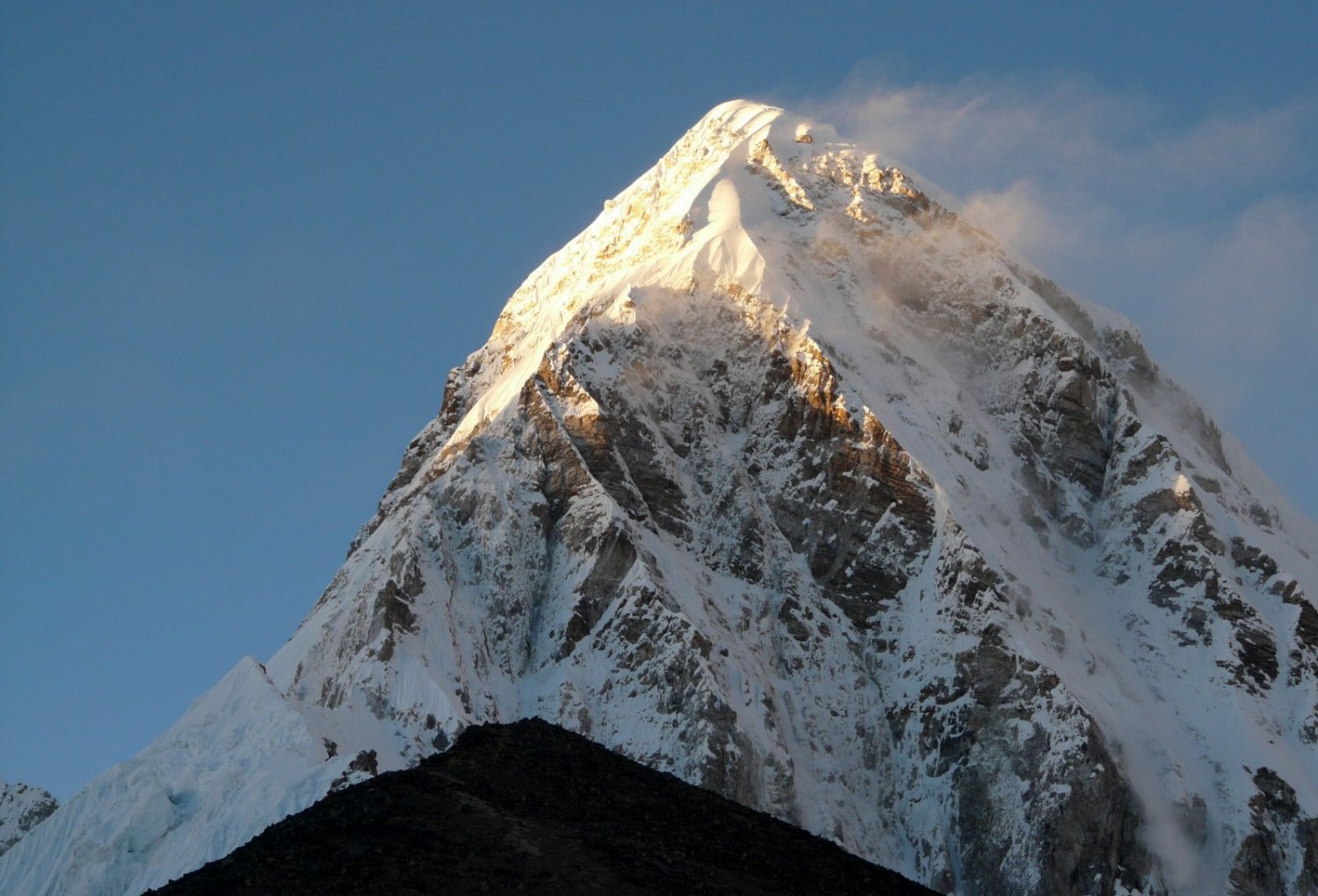 &Uacute;ltimas luces sobre el Pumori con el Kala Pattar delante
