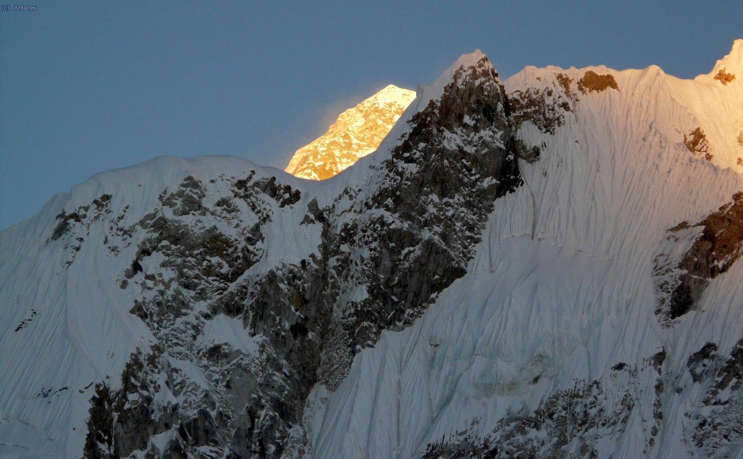 La cima del Everest aparece se ilumina tras la arista en sombras del Nuptse