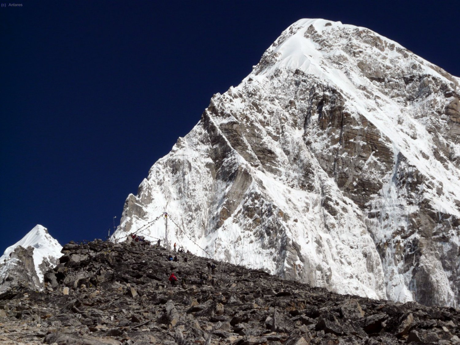 Cima del Kala Pattar (5540 m) delante del Pumori