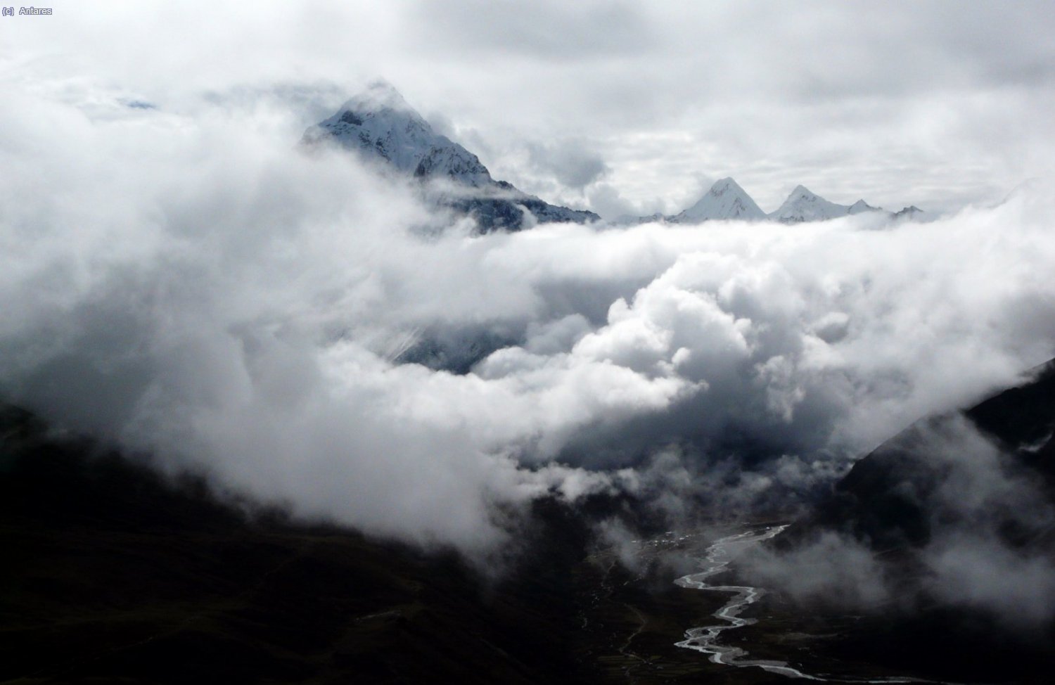 Campo de nubes sobre Pheriche y bajo el Ama Dablam
