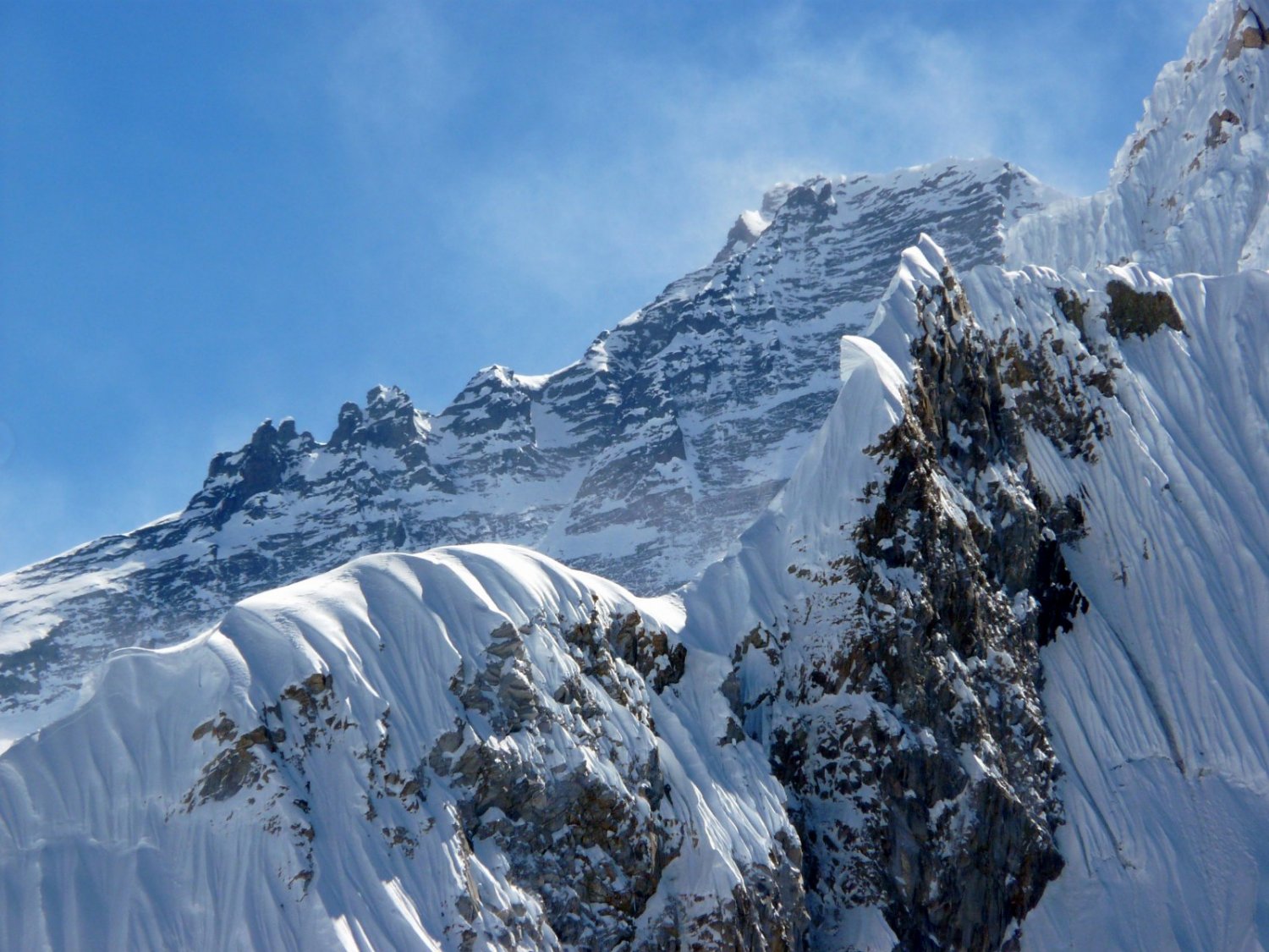 El Lhotse tras la arista del Nuptse