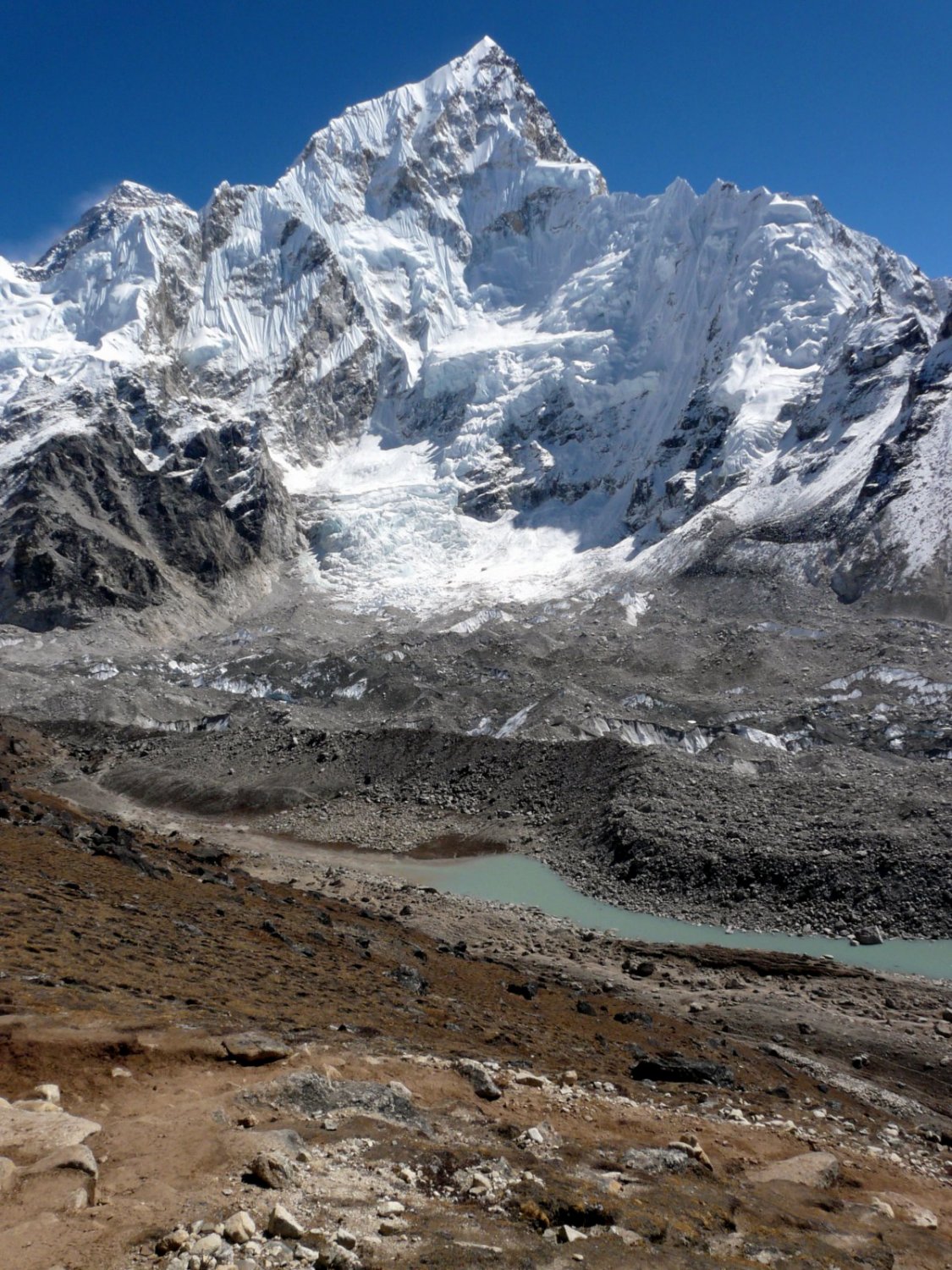 Nuptse sobre el glaciar del Khumbu