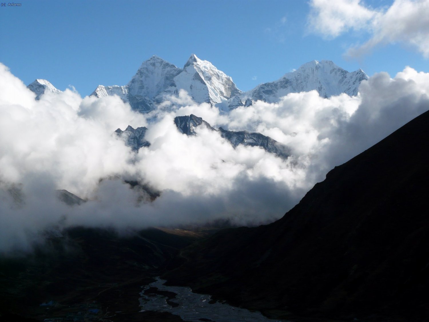 Kangtega y Thamserku bajando a Dingboche