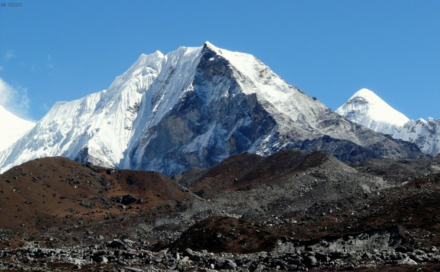 Island Peak o Imja Tse y Cho Polu desde el valle del Imja Khola