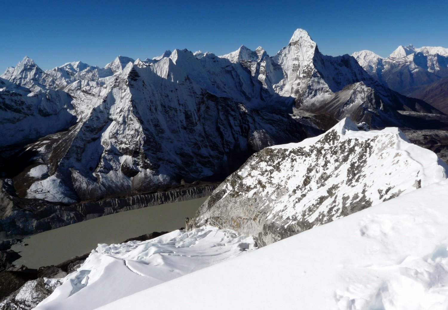 Arista del Island Peak desde su cima con el Imja Tsho debajo y al fondo, Mera Peak, Kangtega, Ama Dablam y Numbur