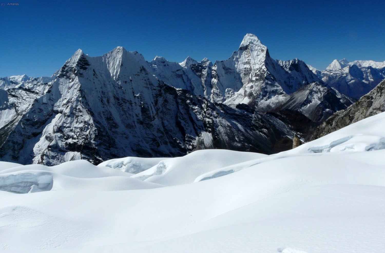 Ama Dablam sobre el plateau glaciar del Island Peak