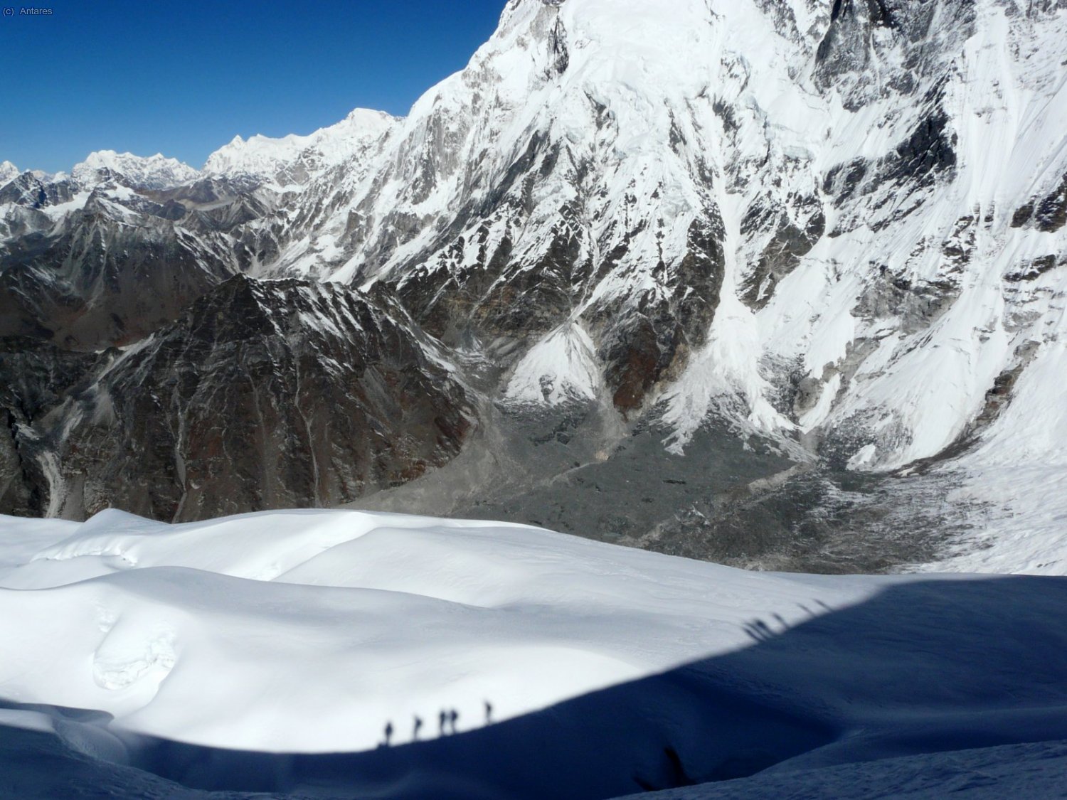 Nuestras sombras caminando por la sombra de la arista cimera del Island Peak con el Cho Oyu al fondo