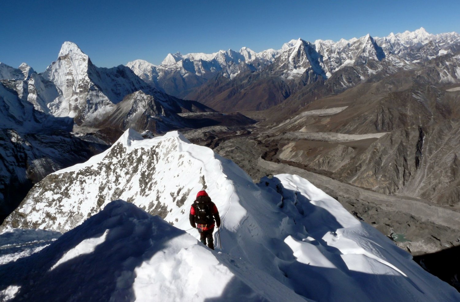 Bajando por la arista cimera del Island Peak hacia los r&aacute;peles. Al fondo: Ama Dablam, Numbur, Taboche y Cholatse