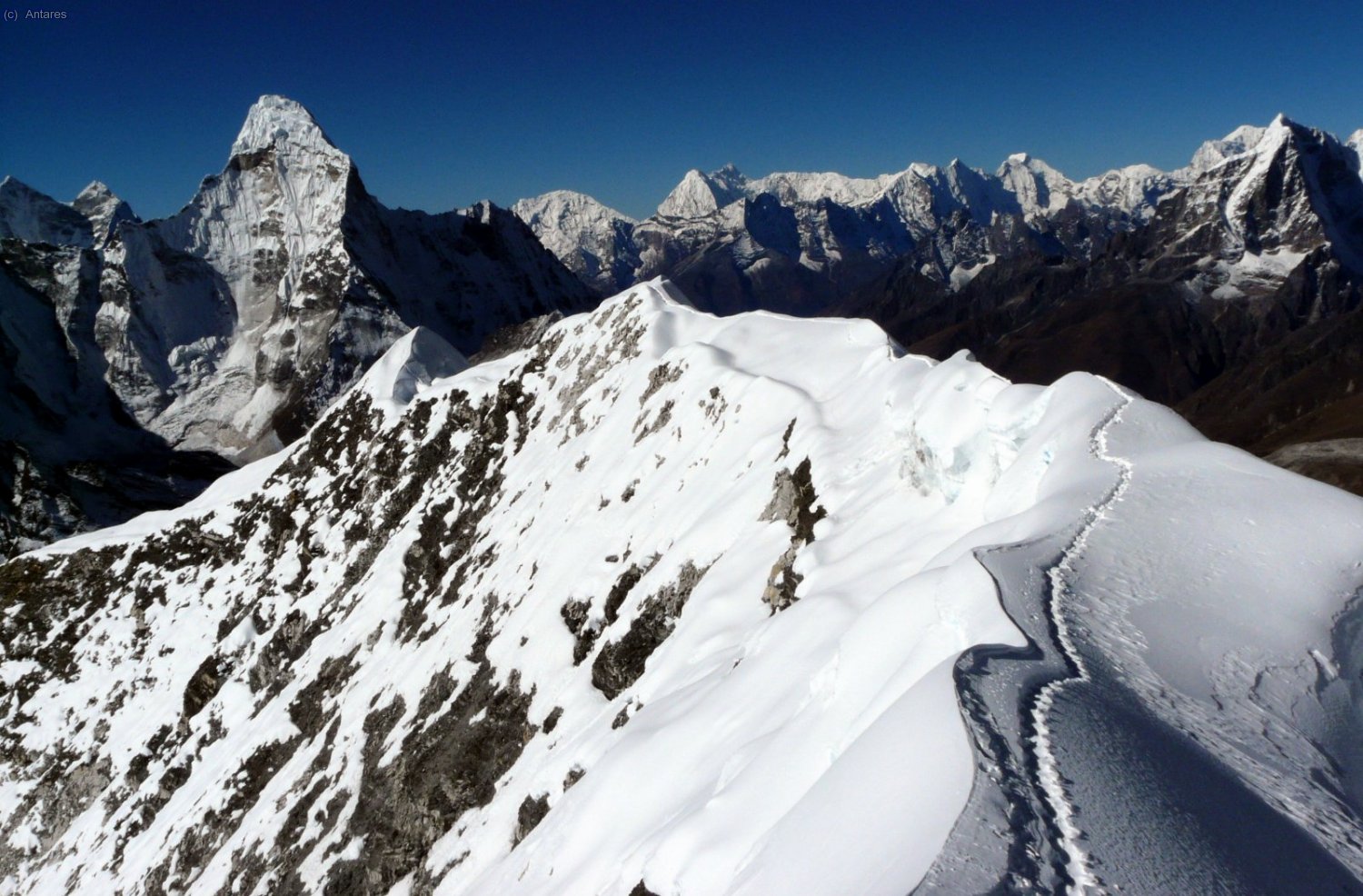 Huellas en la arista cimera del Island Peak