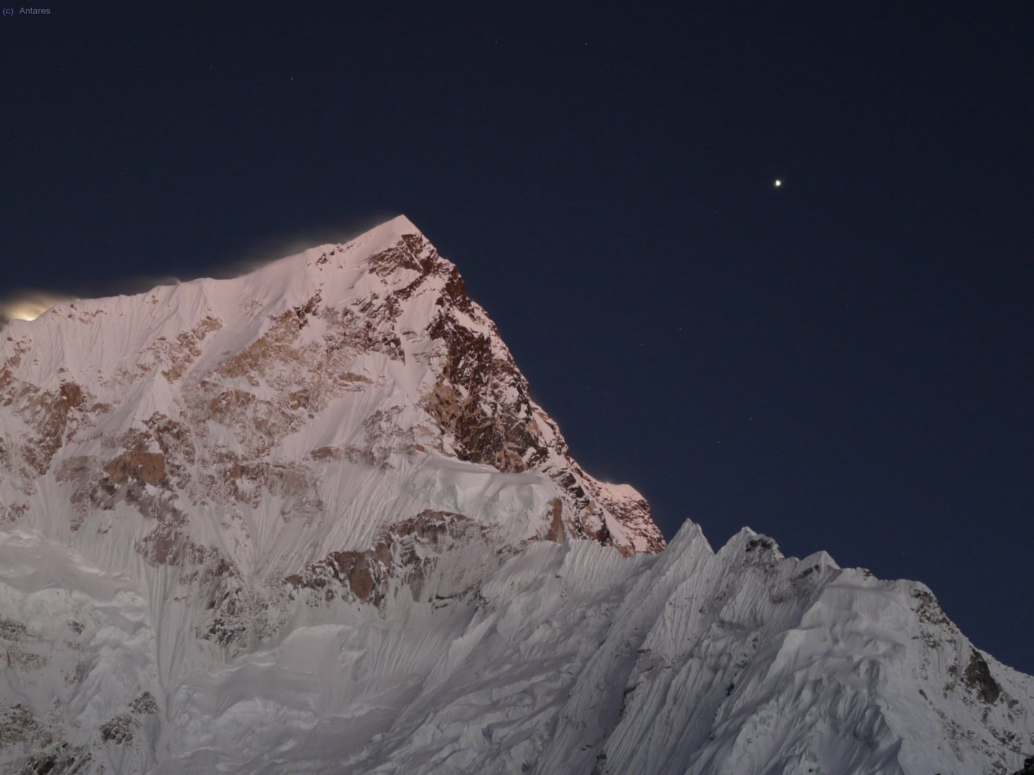 Nuptse iluminado por Venus y el fulgor lunar