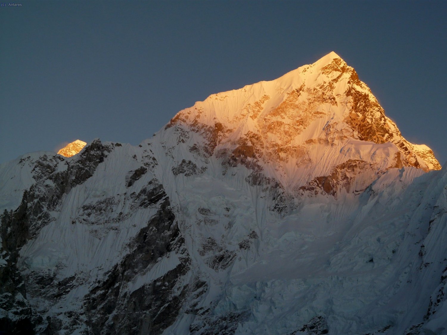 Everest y Nuptse al crep&uacute;sculo