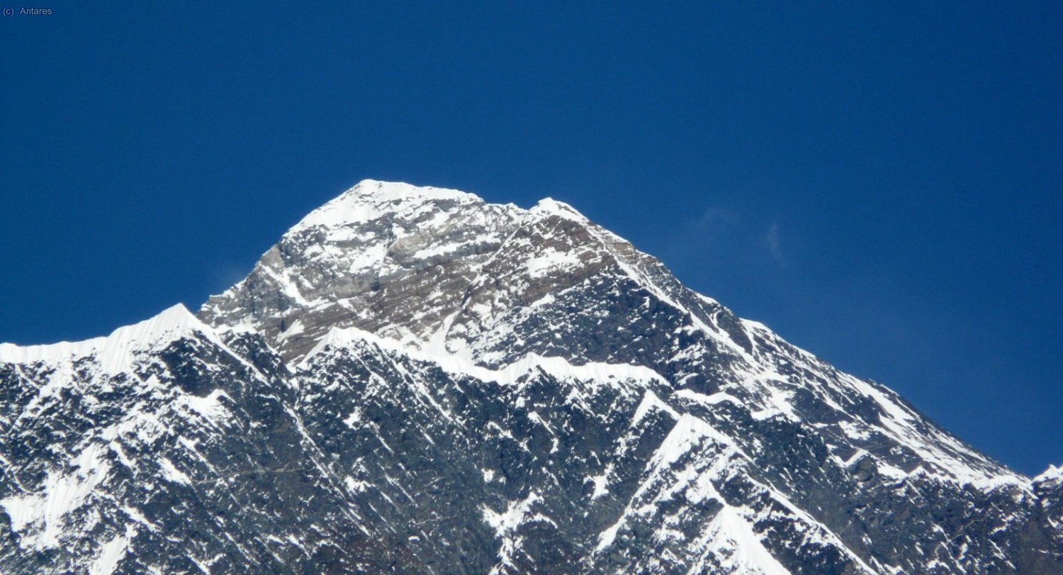 La cumbre del Everest sobre la arista del Nuptse vistas desde Tyagnboche