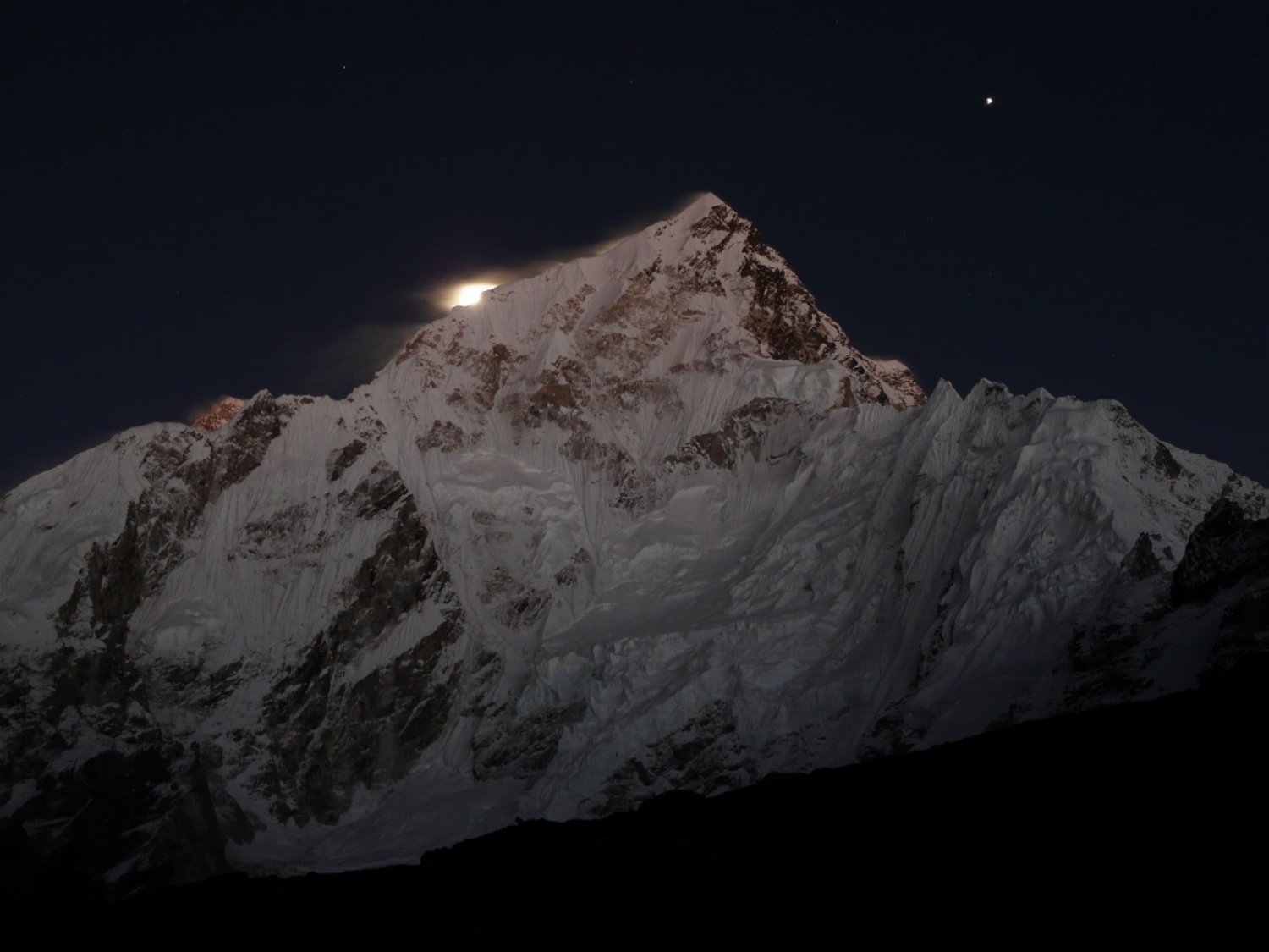 La luna aparece por detr&aacute;s del Nuptse con el Everest a su izquierda y Venus a la derecha