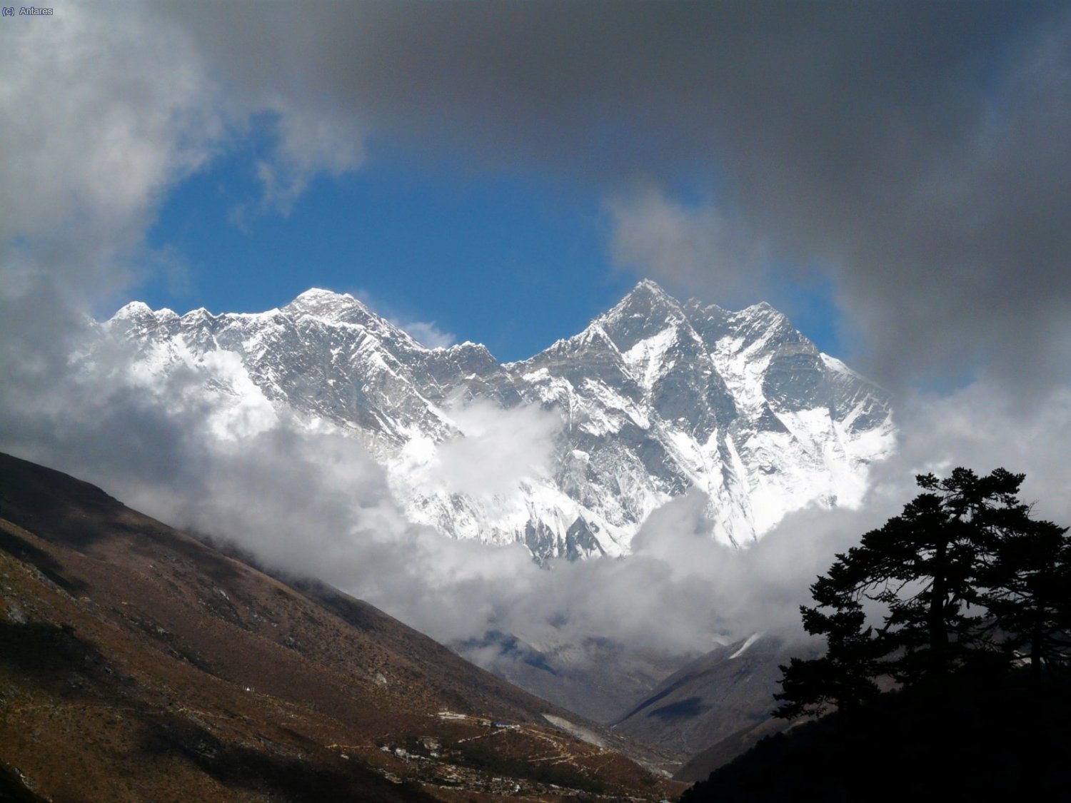 La trilog&iacute;a del Nuptse, Everest y Lhotse vista desde Tyangboche