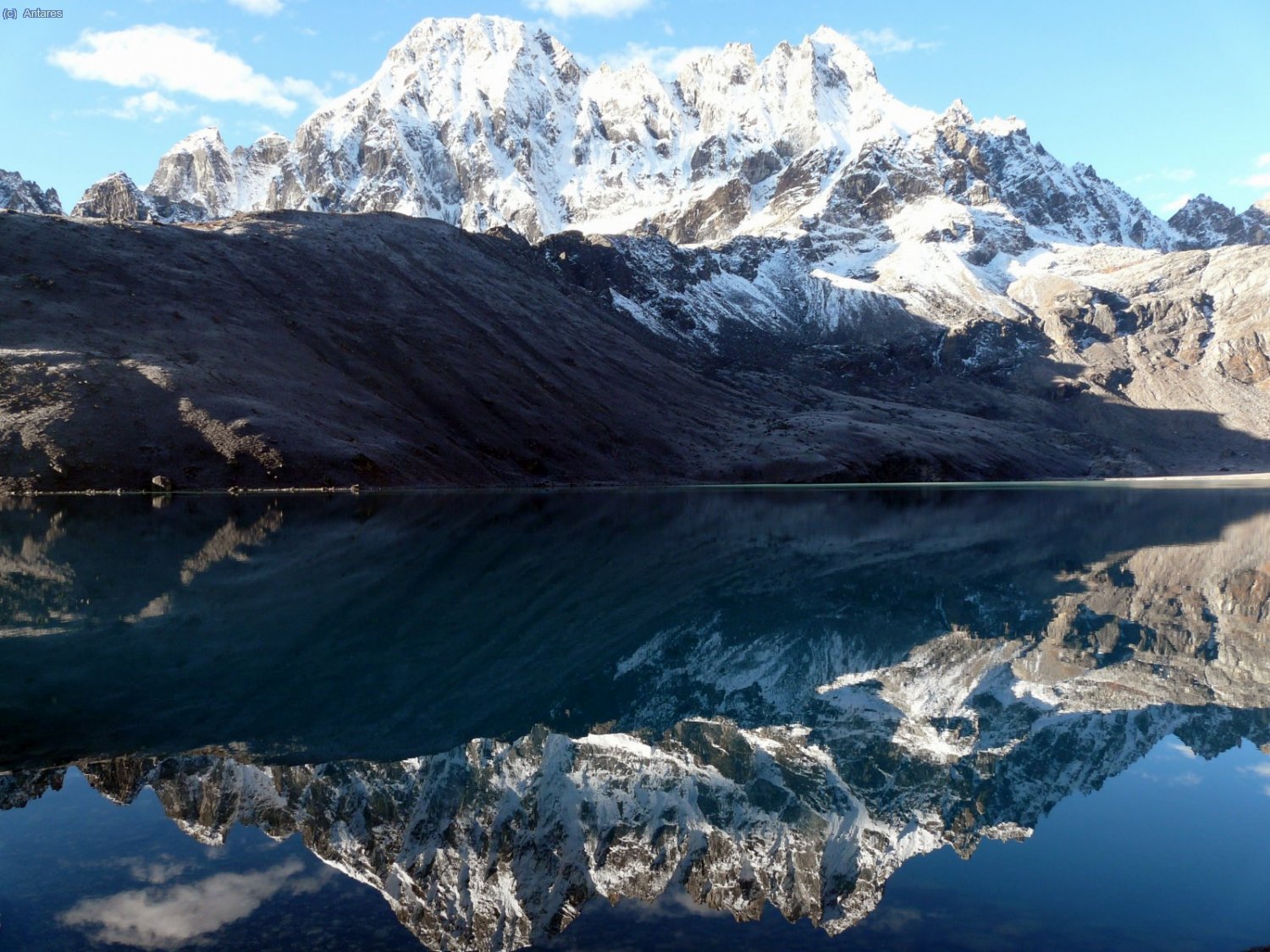 Reflejo del Pharilapche en el lago Dudh Pokhari