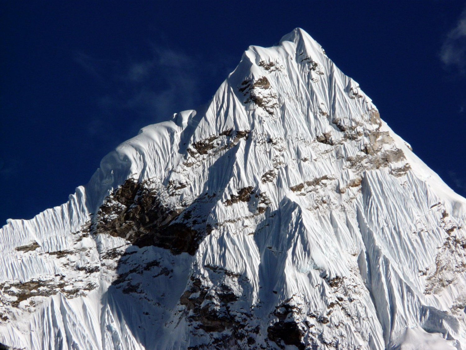 Las nubes muestran la cima del Ama Dablam por un momento
