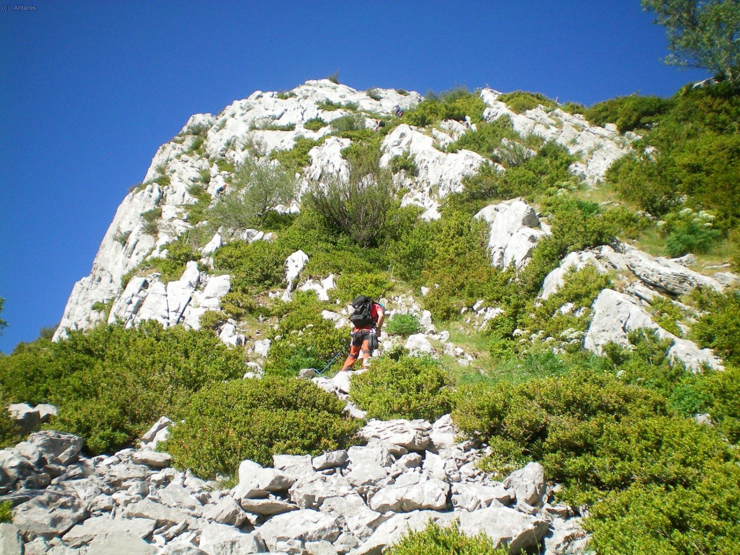 La primera parte son trepadas entre rocas y hierba donde hay quien prefiere ya encordarse