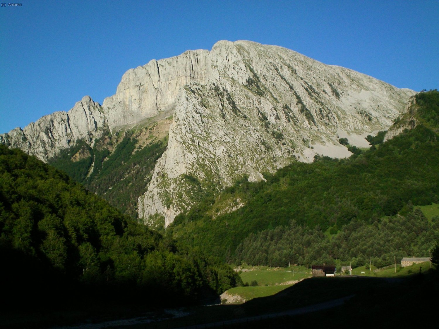 Pe&ntilde;a Ezkaurre desde Zuriza