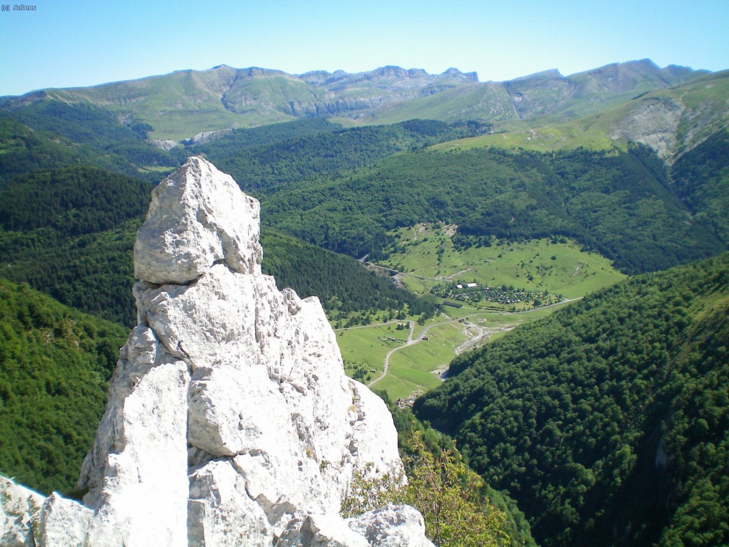 El valle va quedando abajo