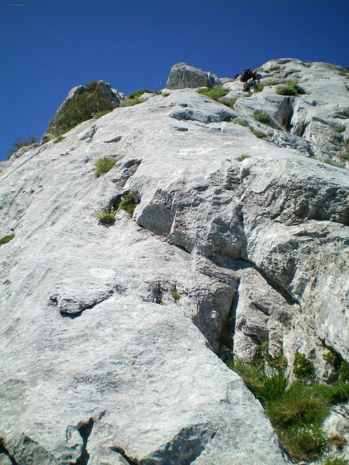 Largos de escalada en la primera parte de la arista sobre roca caliza