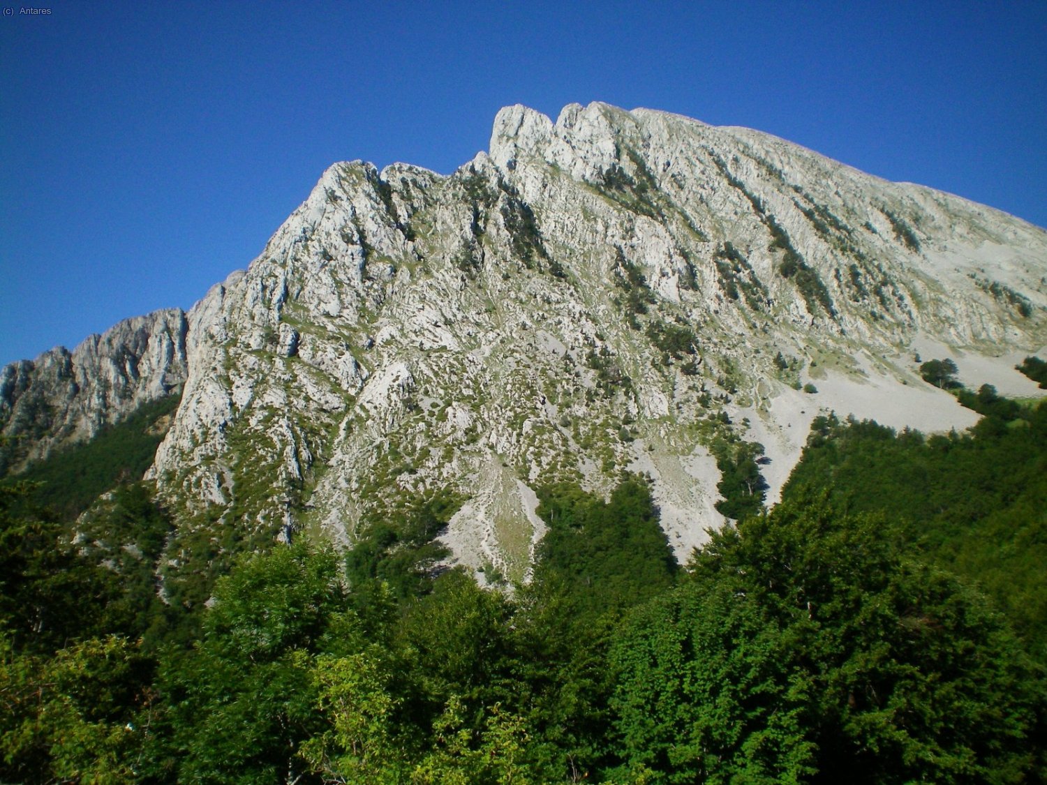 Acerc&aacute;ndonos se aprecia mejro la arista a la izquierda