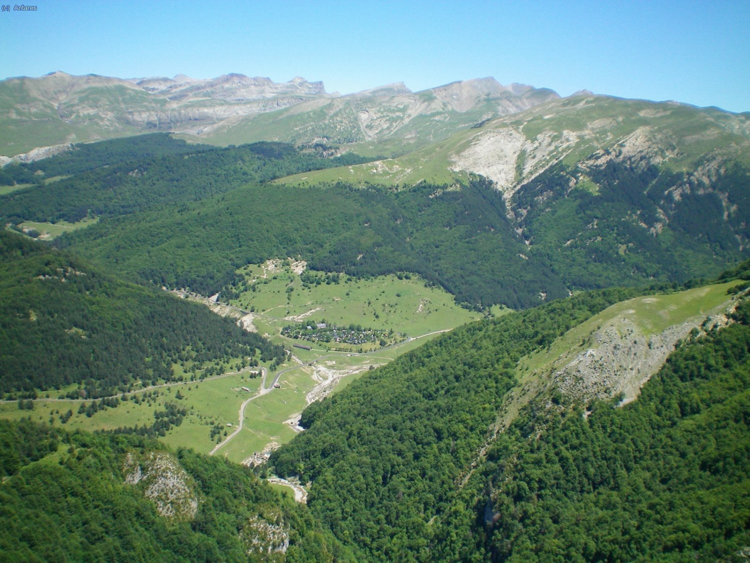 Camping de Zuriza desde la arista