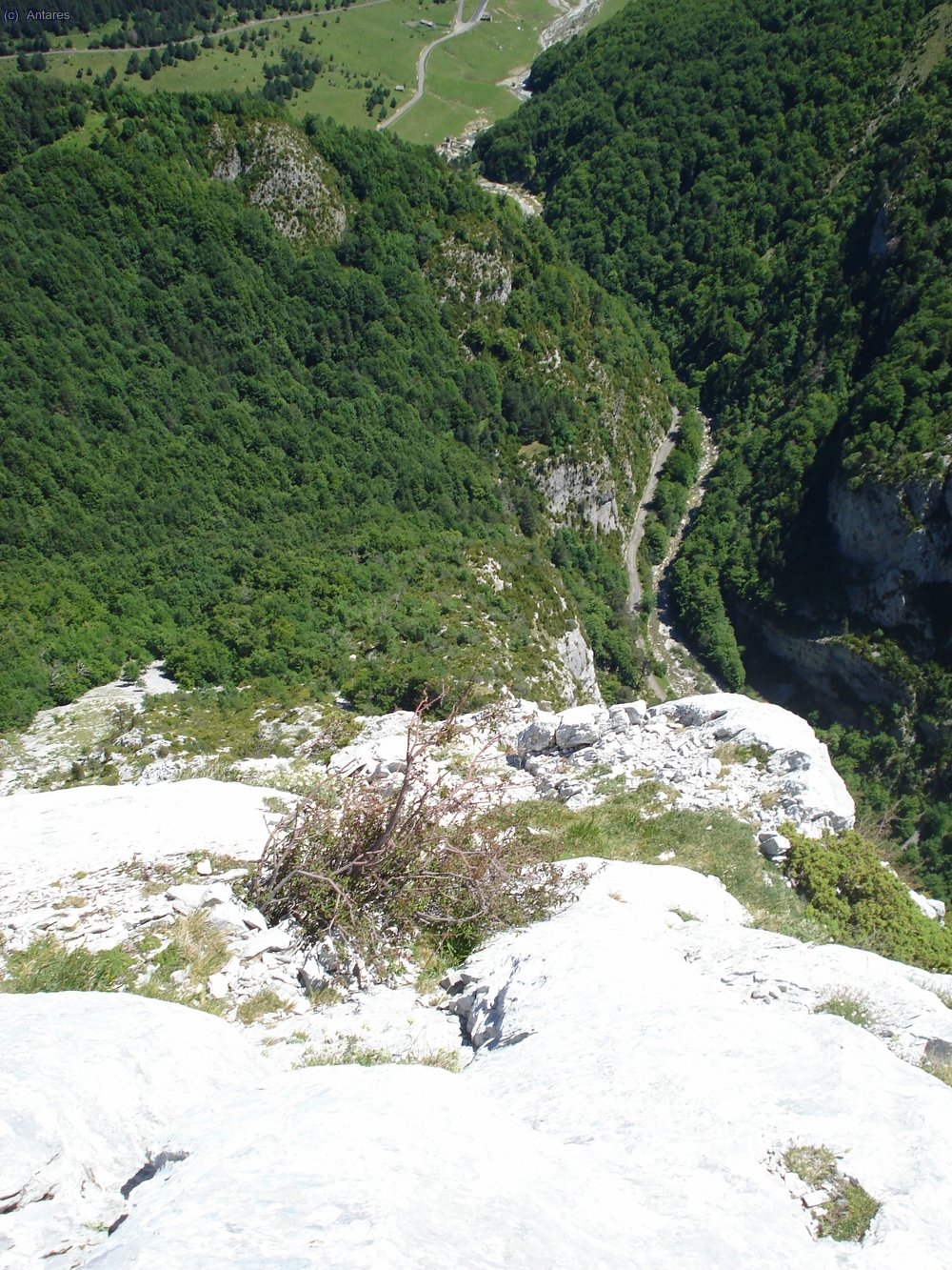 La carretera muy abajo