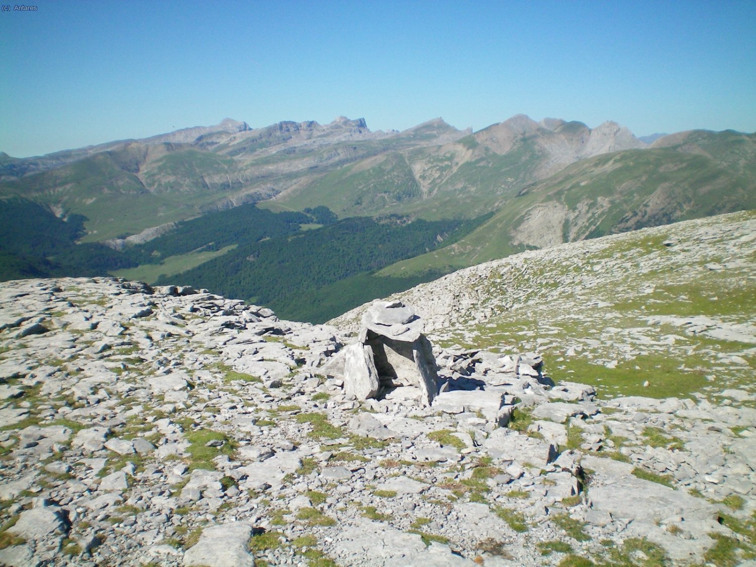 Desde la cima se aprecia el cordal del Anie, la Mesa de los Tres Reyes, Pretrechema y Acherito