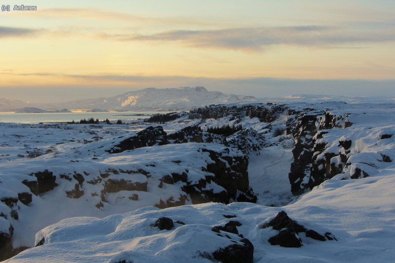 Las farcturas tect&oacute;nicas que se abren en la zona de Thingvellir tambi&eacute;n se dejan pasear nevadas