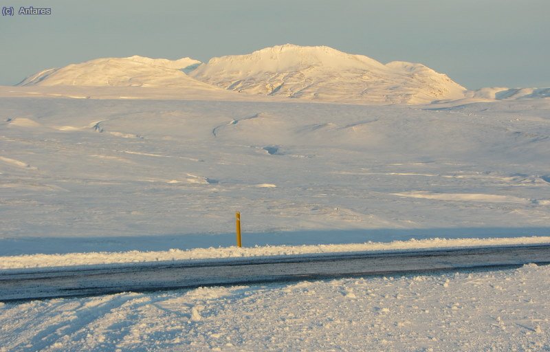 Se hace de d&iacute;a, aunque por poco tiempo. La carretera reci&eacute;n limpiada permite el paso entre los p&aacute;ramos nevados