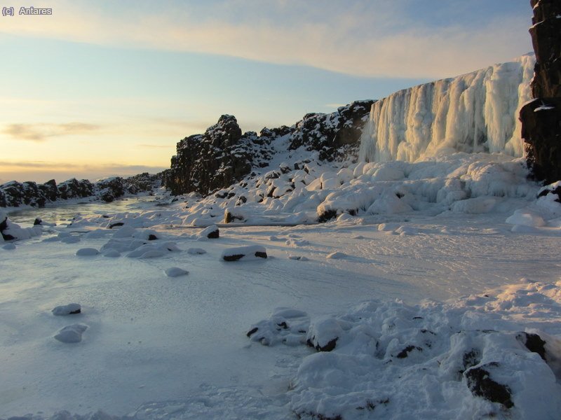 Cascada de &Ouml;xar&aacute;rfoss congelada, en Thingvellir