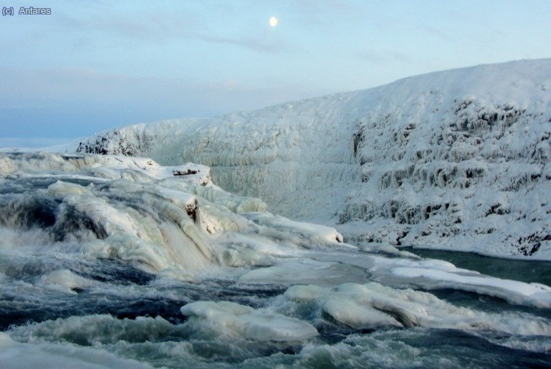 G&uuml;llfoss a la luz de la luna