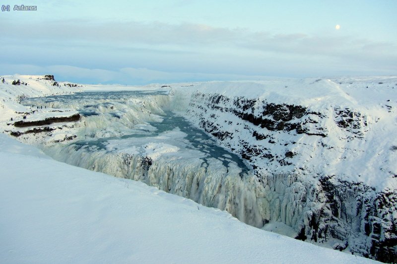 La enorme cascada de G&uuml;llfoss tampoco se libra de las congelaciones, a pesar de su gran caudal