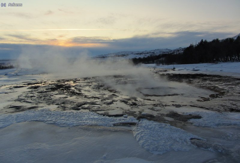 El geiser de Strokkur parrec tranquilo a 15&ordm; bajo cero