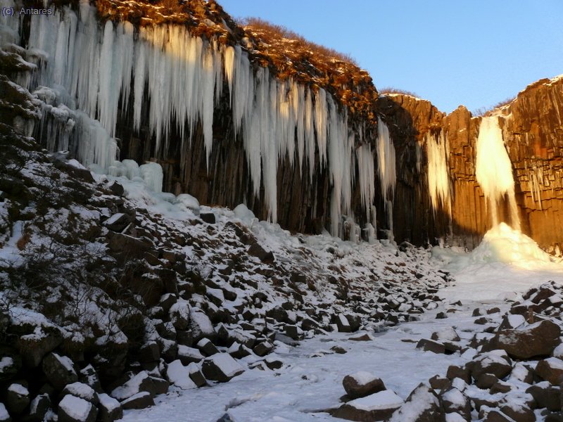 Svartifoss a la luz del sol poniente
