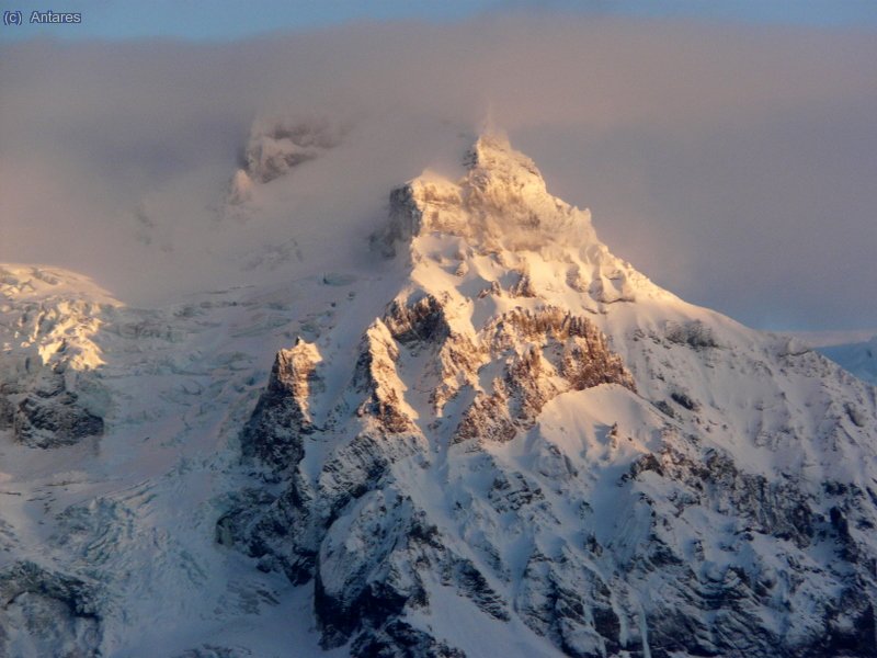 Picos entre nubes