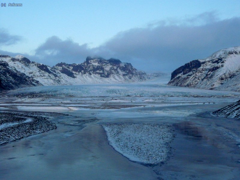 Rumbo al este el Vatnaj&ouml;kull sigue derram&aacute;ndose en lenguas glaciares