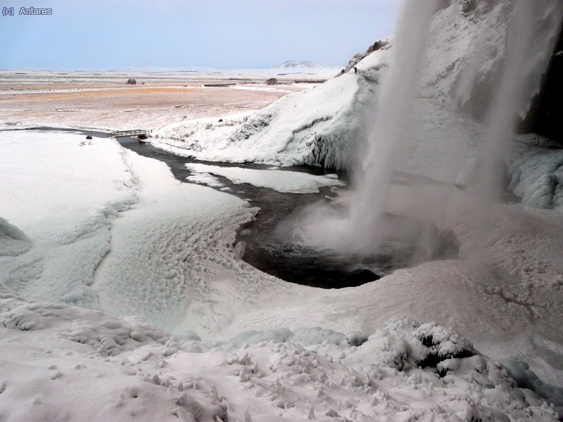 El agua puede con el hielo en Sjelalandfoss