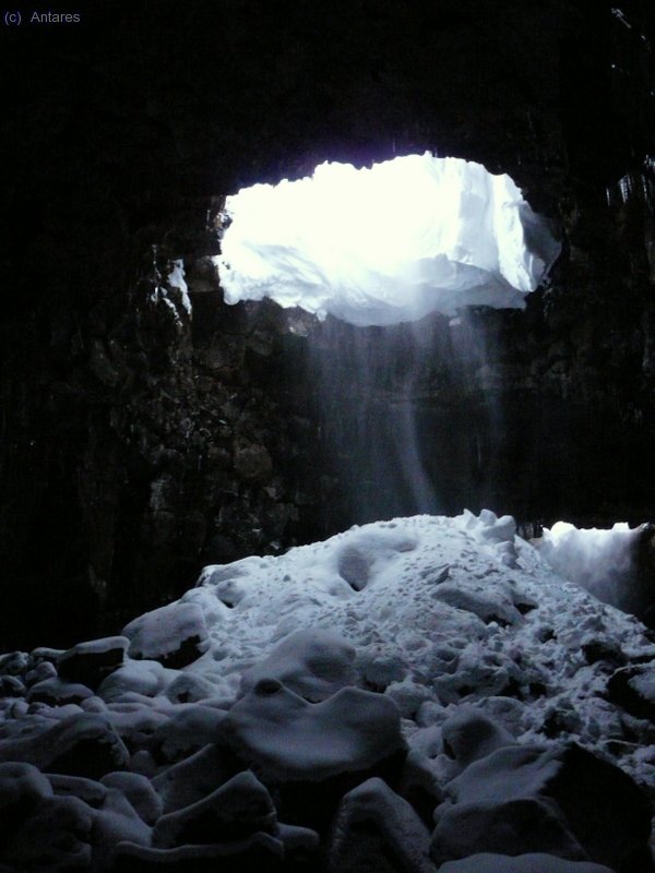 Gruta creada por un tubo de lava