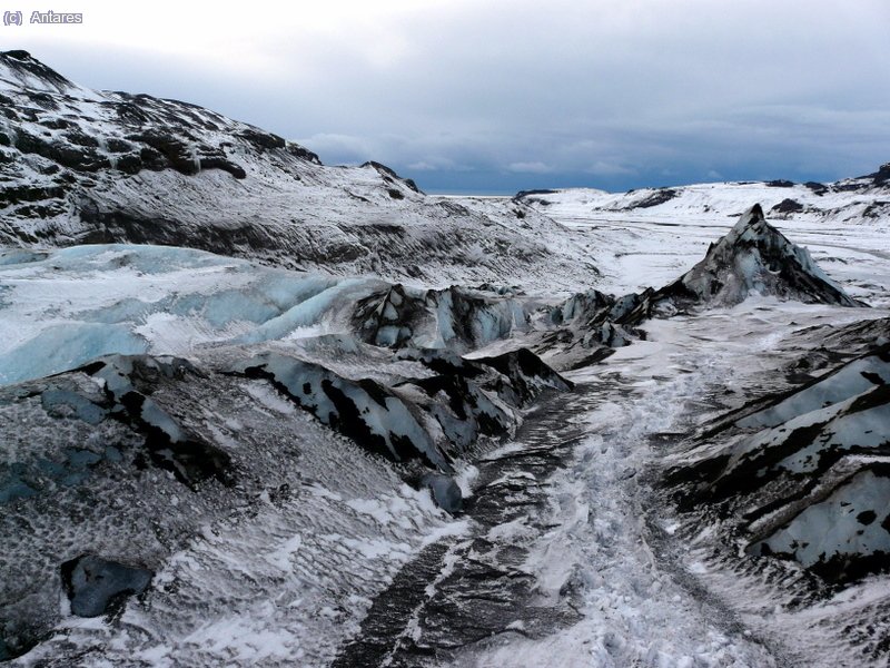 Hielo azul y ceniza negra
