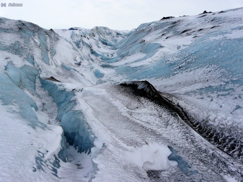 Hermoso hielo quebrado y azul