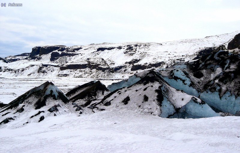 La lengua glaciar S&oacute;lheimaj&ouml;kull se derrama desde el gran glaciar M&yacute;rdalsj&ouml;kull
