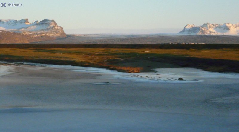 Llegando a la zona de las grandes lenguas glaciares que se vierten desde el gran Vatnaj&ouml;kull: Skeidar&aacute;rj&ouml;kull