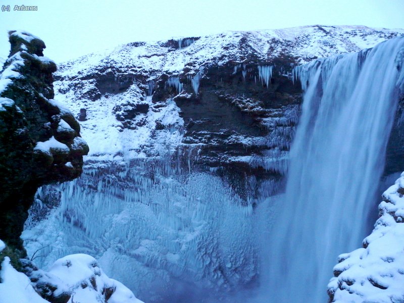 Un curioso rostro observa la cascada