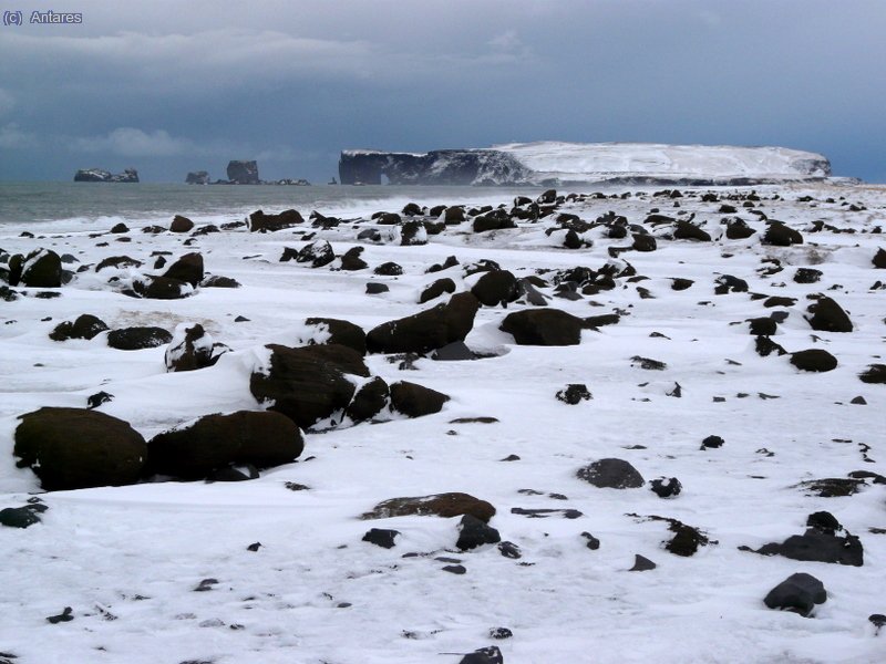 En la costa la nieve tambi&eacute;n campa a sus anchas sobre los promontorios de Dyrh&oacute;laey