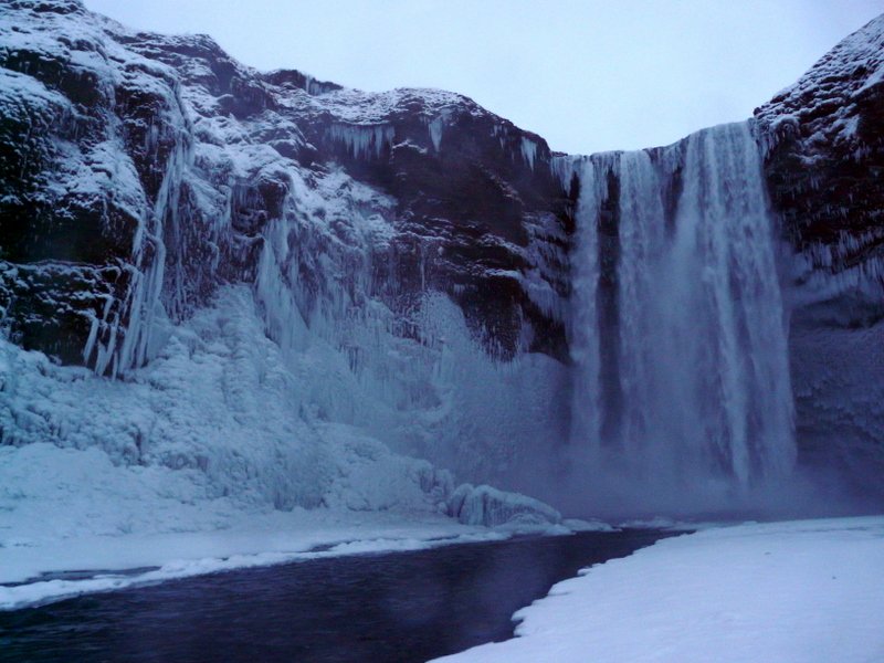 La cascada de Sk&oacute;garfoss no se ha helado del todo debido a su gran caudal