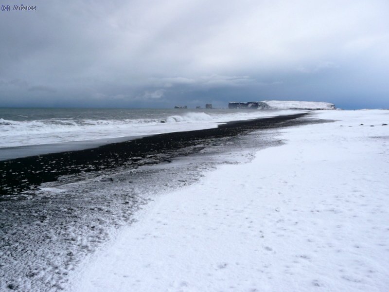 Playa de Reynisfjara cubierta de nieve