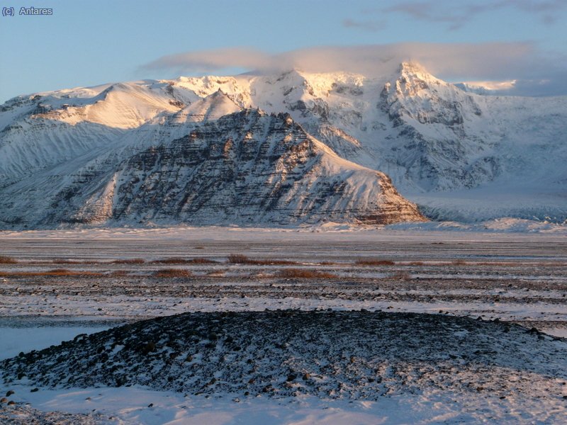 Cumbres alta de Islandia sobre el Svinafelsj&ouml;kull