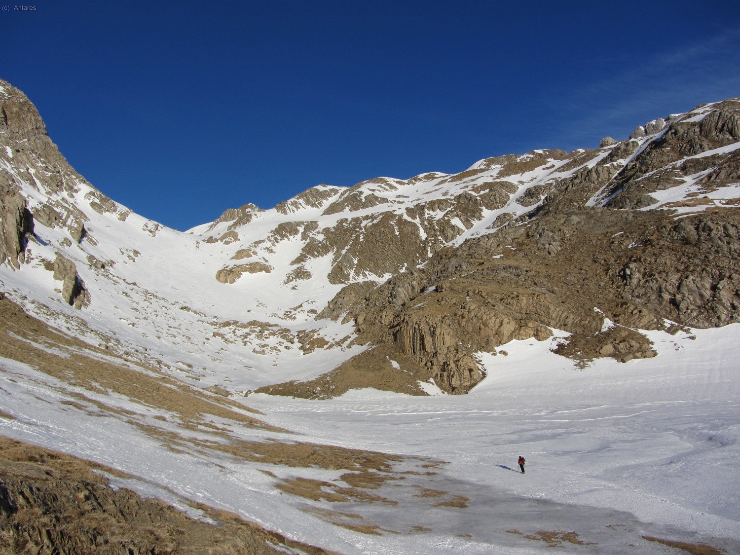 Desde ah&iacute; se ve continuidad en la nieve hasta el collado de Sec&uacute;s