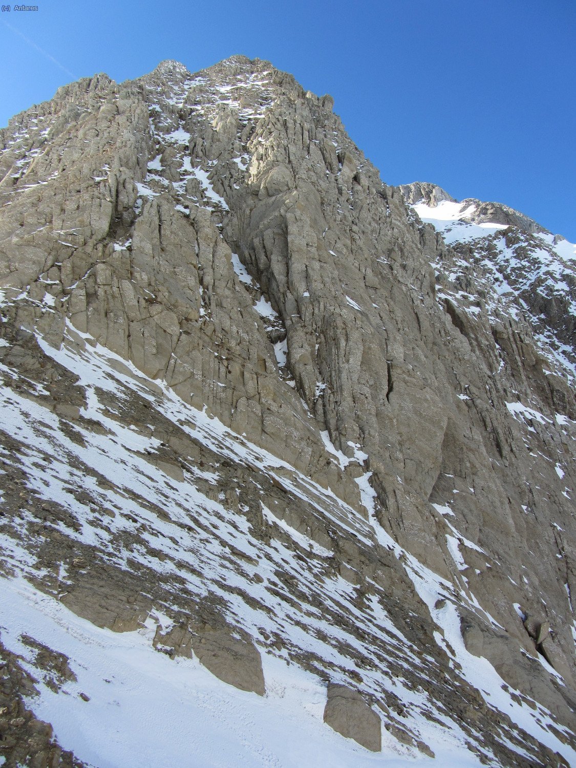 La canal NE tiene m&aacute;s roca que nieve